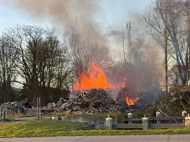 LIVE | Zweefvliegtuig maakt landing in weiland bij Overschild en autobrand in Hoogeveen
