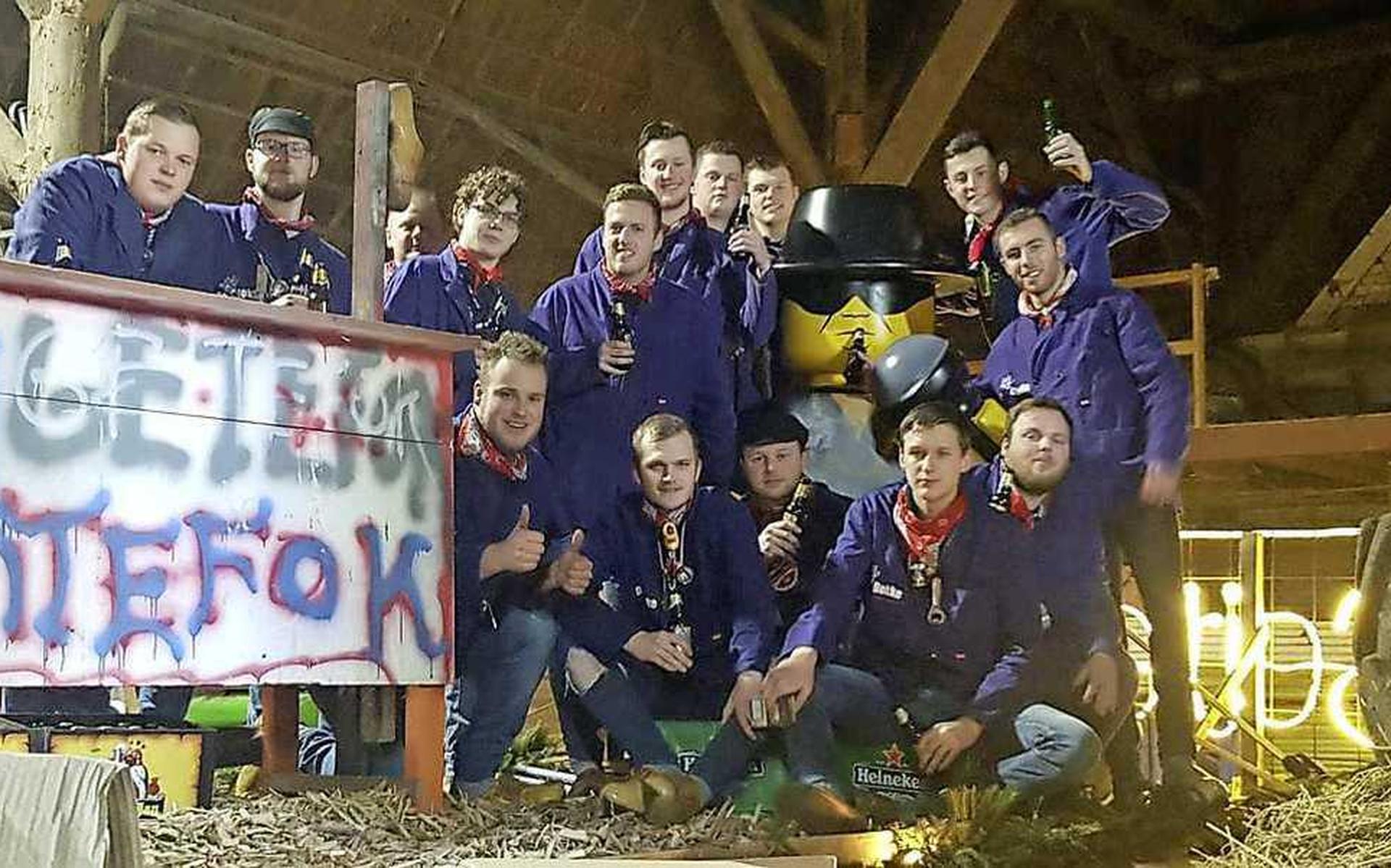 Legobeeld André Hazes duikt op in Oldeberkoop. Stunt van oudejaarsvereniging De Geitefok: 'Corona go