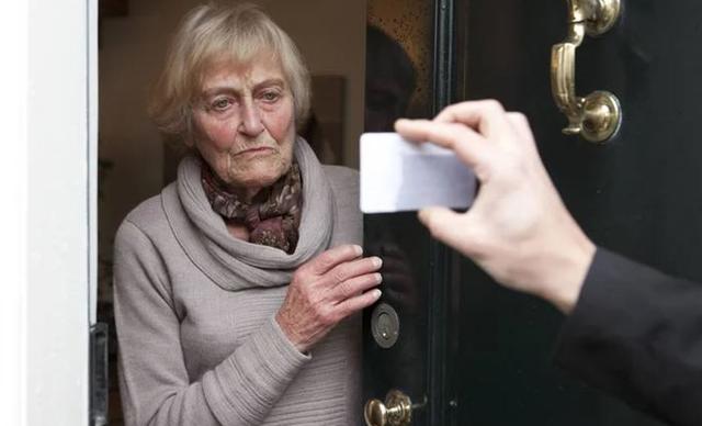 Johns moeder (79) is slachtoffer van babbeltruc in Steenwijk. ‘Ze is angstig en vertrouwt niemand me