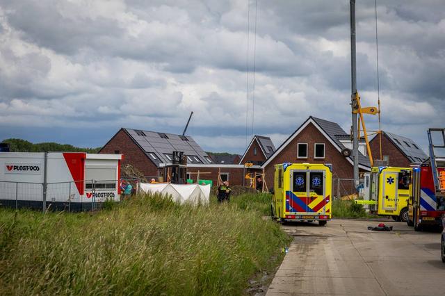 LIVE | Uitslaande brand in schuur in Emmer-Compascuum en fietser zwaargewond bij aanrijding met vrac