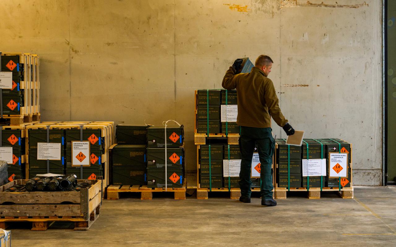 Een van de medewerkers van het munitiecomplex in Veenhuizen maakt munitie klaar voor transport. 