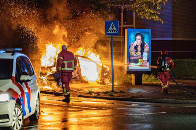 LIVE | Auto ramt boom en belandt in bosjes langs A28 bij Assen en autobrand in Groningen