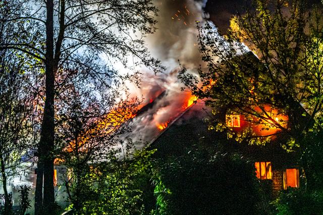 LIVE | Schuur in Bovensmilde door brand verwoest