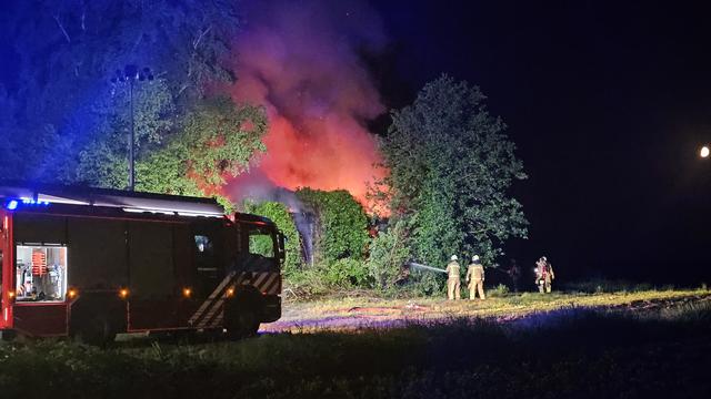 LIVE | Brandweer laat schuur in Harkstede volledig afbranden vanwege gasfles. ‘Het is warm, brand zi