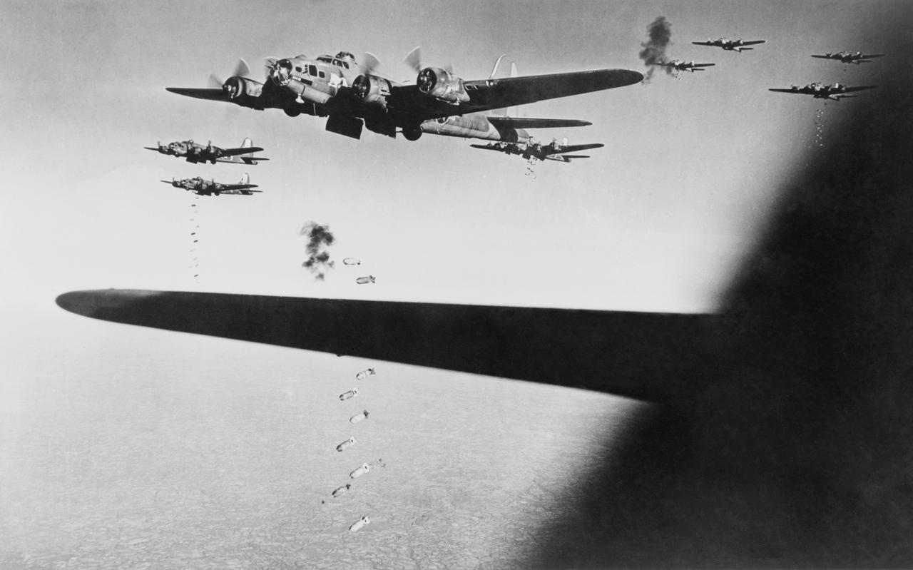 Ter illustratie: Amerikaanse B-17's gooien bommen over Meudon, in Frankrijk 1943. Ter illustratie: Amerikaanse B-17's gooien bommen over Meudon, in Frankrijk 1943.