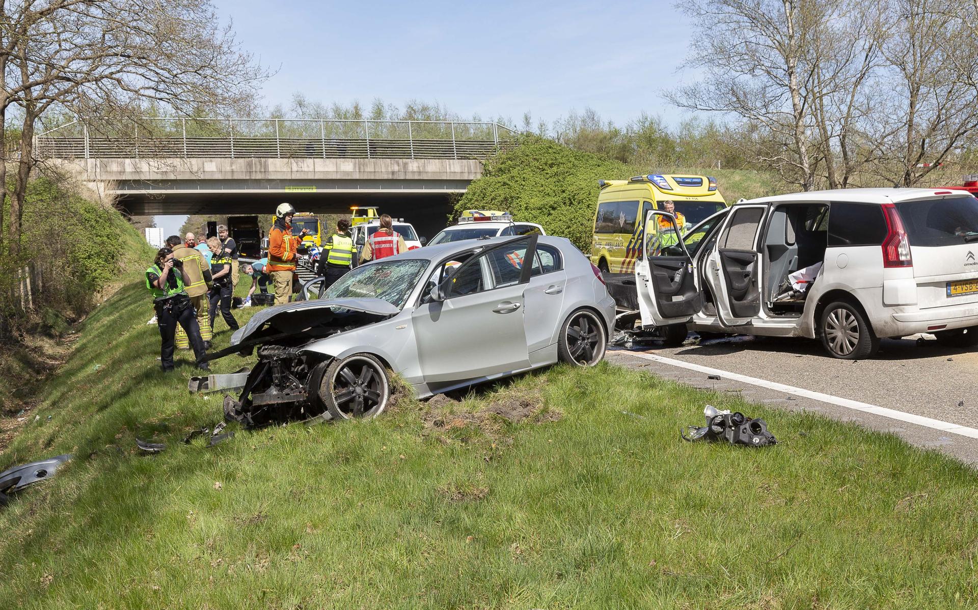 Chaos op N48 bij Zuidwolde na frontale botsing. Autoweg is in beide richtingen afgesloten - Steenwij