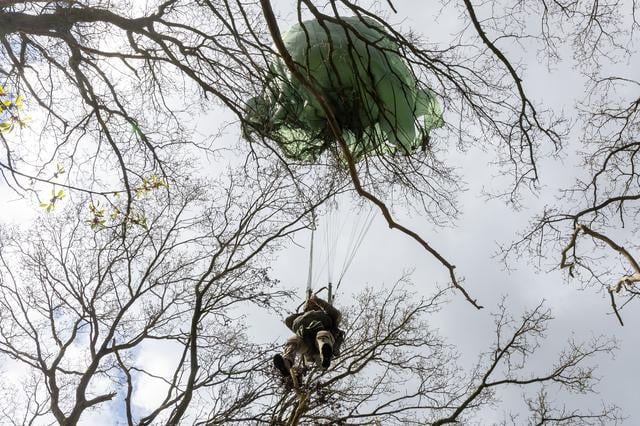 LIVE | Parachutist blijft in boom hangen tijdens herdenking in Spier en derde aanhouding na schietin
