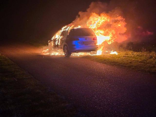 LIVE | Auto vliegt tijdens het rijden in brand in Gieten en auto te water na botsing in Appelscha
