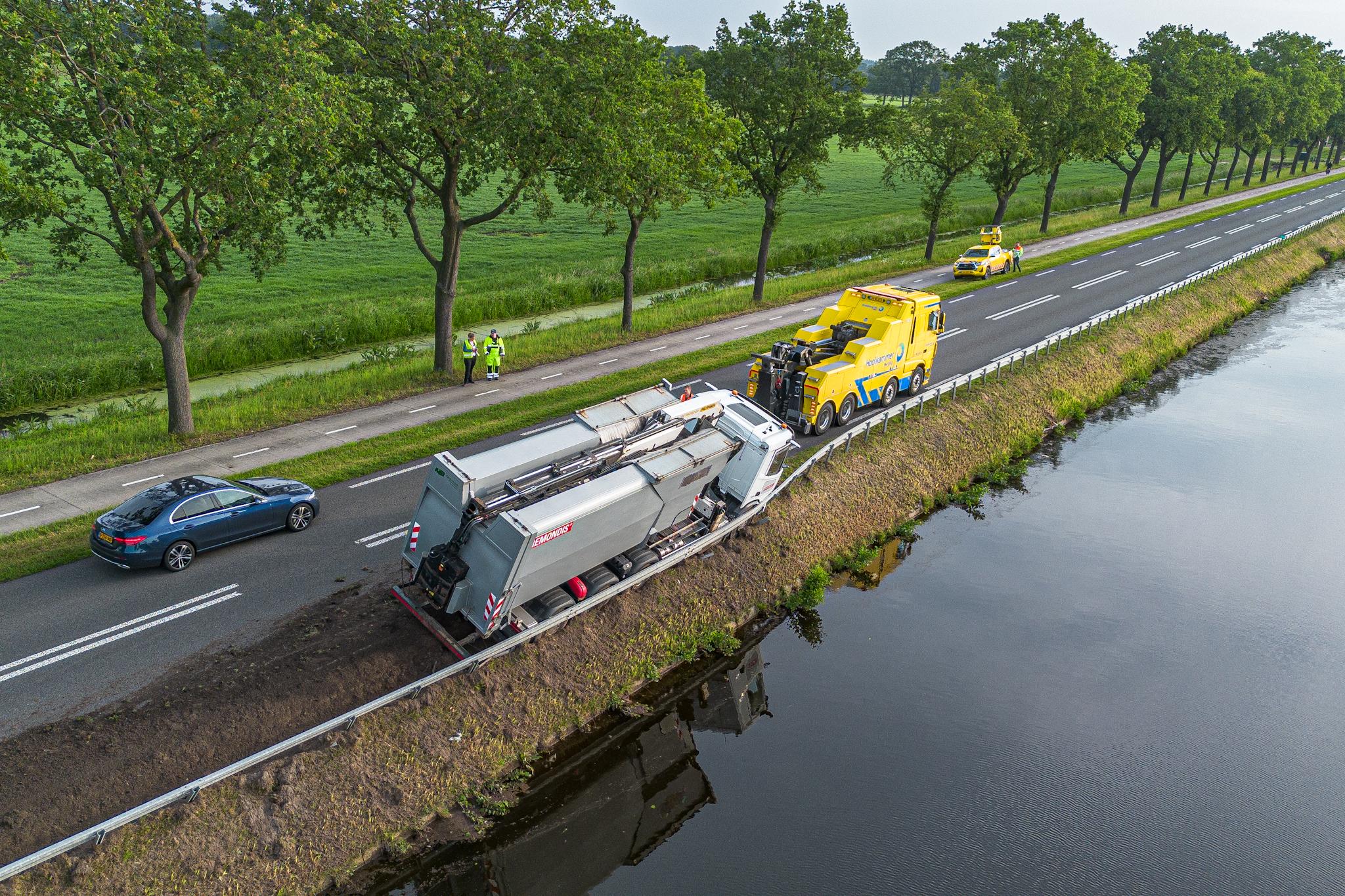 LIVE | Vuilniswagen eindigt tegen vangrail bij Dieverbrug en schade na brand in Norg goed zichtbaar
