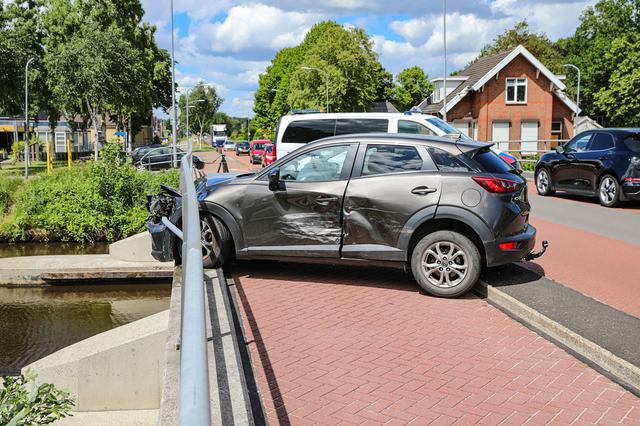 LIVE | Geen treinen tussen Groningen en Leeuwarden, en automobilist ramt brugreling in Bellingwolde
