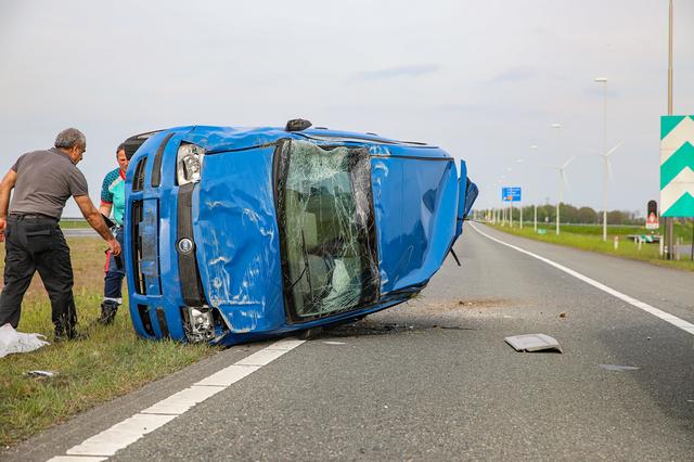 LIVE | Auto op zijn kant in Zuidbroek en motorrijder botst bij Zwartemeer op vangrail