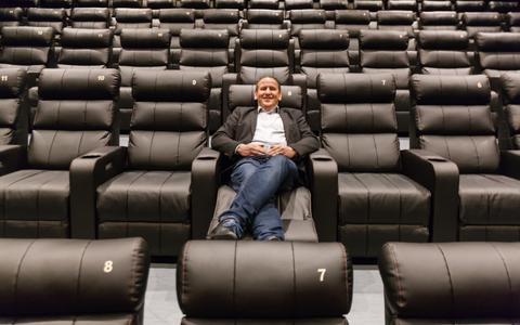 Albert Jan Vos in de nieuwe relaxstoelen van de bioscoop in Meppel. ,,Onze branche heeft al veel overleefd: de televisie, de videotheken, de komst van de DVD en Blue-ray en het internet. We gaan de streamingdiensten ook overleven.''