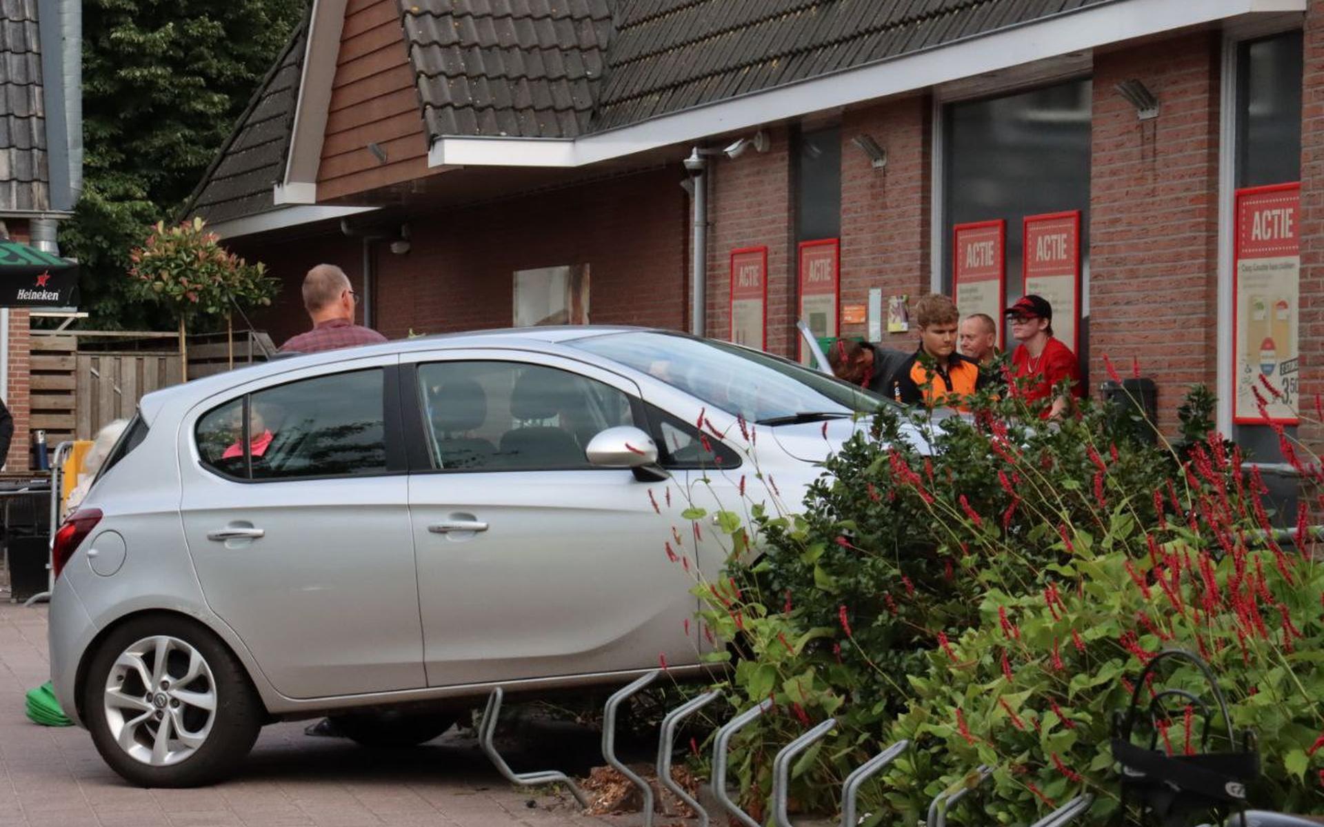 Automobilist geeft een dot gas en knalt tegen muurtje van Coop-supermarkt aan de Dorpsstraat in Vled