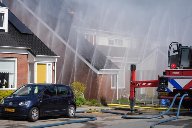 LIVE | Uitslaande woningbrand met forse rookontwikkeling in Scheemda. Vier woningen staan in brand