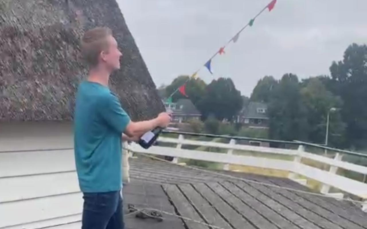 Molen de Weert in Meppel heeft er een molenaar bij. De 20-jarige Danny Kuper uit Zwartsluis heeft zijn papieren binnen. Molen de Weert in Meppel heeft er een molenaar bij. De 20-jarige Danny Kuper uit Zwartsluis heeft zijn papieren binnen.