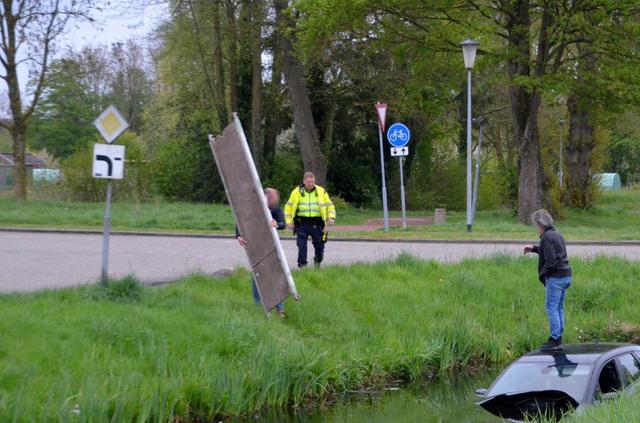 LIVE | Vrachtwagen in de sloot bij Saaxumhuizen. File op A28 bij knooppunt Lankhorst