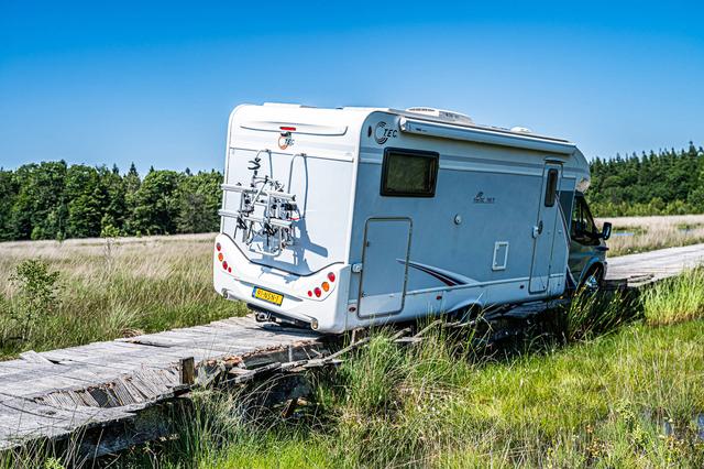 LIVE | Camper vast op vlonderpad in natuurgebied bij Grolloo en man uit Oldambt aangehouden na dreig