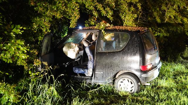 LIVE | Auto met vier jongeren botst tegen boom in Grolloo