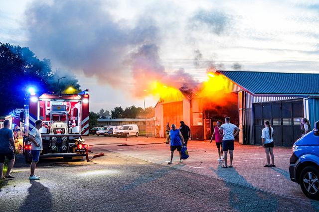LIVE | Fikse brand in loods Klazienaveen. Geen treinen tussen Groningen en Leeuwarden door defecte s