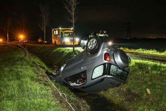 LIVE | Auto op de kop in de sloot in Oosterwijtwerd, bestuurder naar ziekenhuis