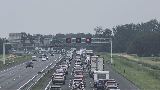 LIVE | Vrouw (55) uit Assen overleden na kettingbotsing in Duitsland en auto slaat over de kop op A2