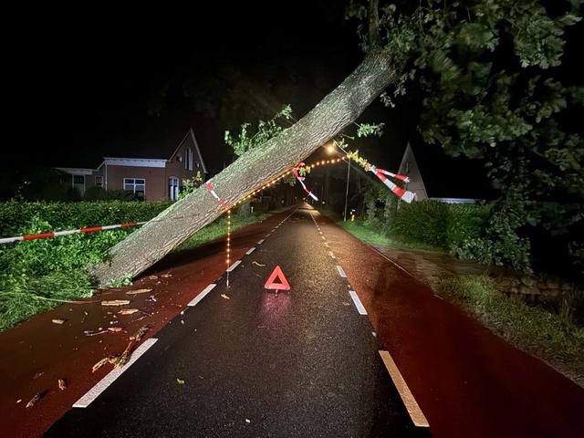 LIVE | Paarden rennen langs N33 bij Noordbroek tijdens storm en dode hond gevonden bij brand in bedr