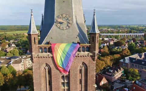 Regenboogvlag aan de Steenwijker toren