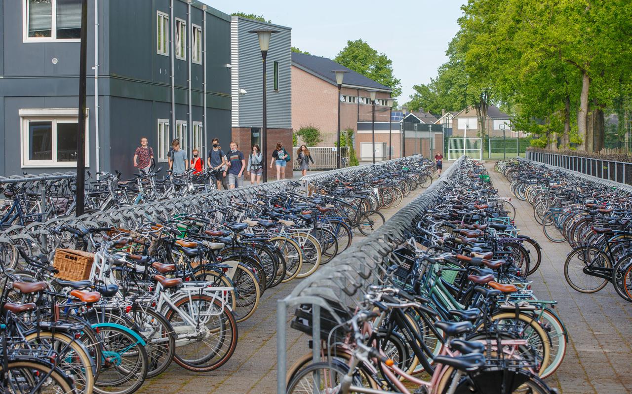 De fietsenrekken op het Stellingwerf College in Oosterwolde zijn weer goed gevuld.