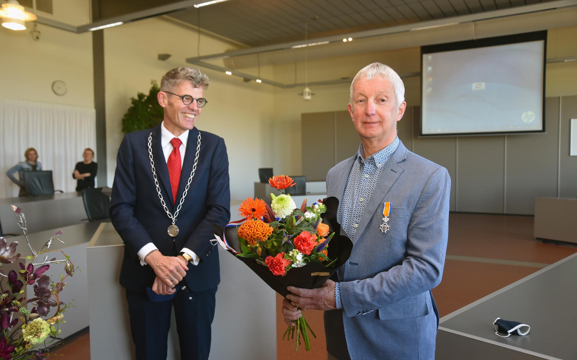 Burgemeester reikt twee lintjes uit; zonen spelden versierselen op - Steenwijker Courant