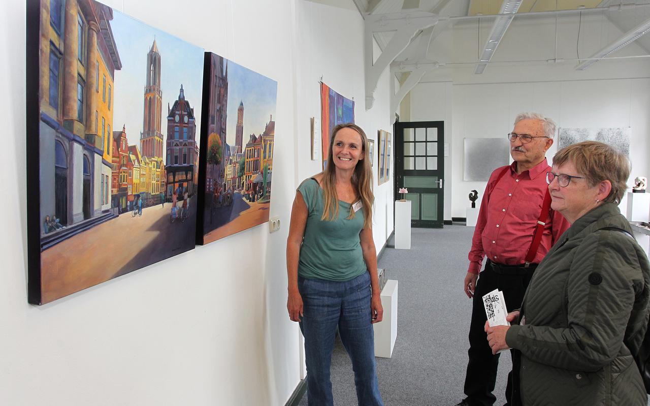 Bezoekers bekijken werk van Anneke van Venrooy.