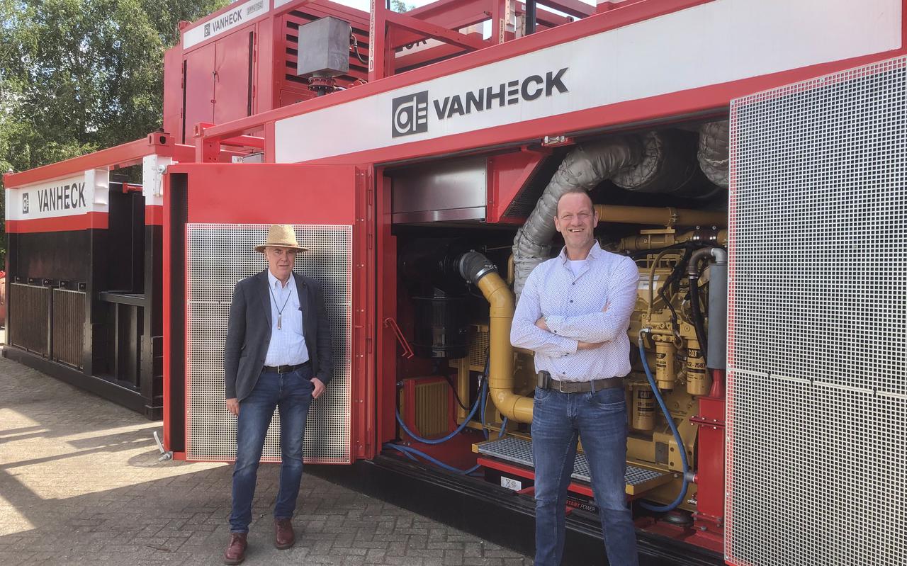 Jeroen van Heck (links) en opvolger Herman van Dijk voor de HK 800 pomp, ‘onze wereldrecordhouder met bijna 11.000 m3 per uur’. De pomp maakt deel uit van een verhuurvloot van meer dan 70 pompen. (foto Lourens Looijenga).