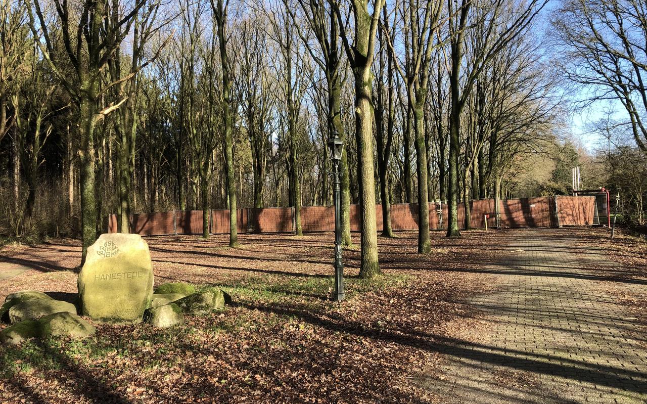 De ingang van camping Hanestede is ook op de dag van de rechtszaak afgezet met schermen. Een jaar lang is er op de camping helemaal niets gebeurd. De ingang van camping Hanestede is ook op de dag van de rechtszaak afgezet met schermen. Een jaar lang is er op de camping helemaal niets gebeurd.