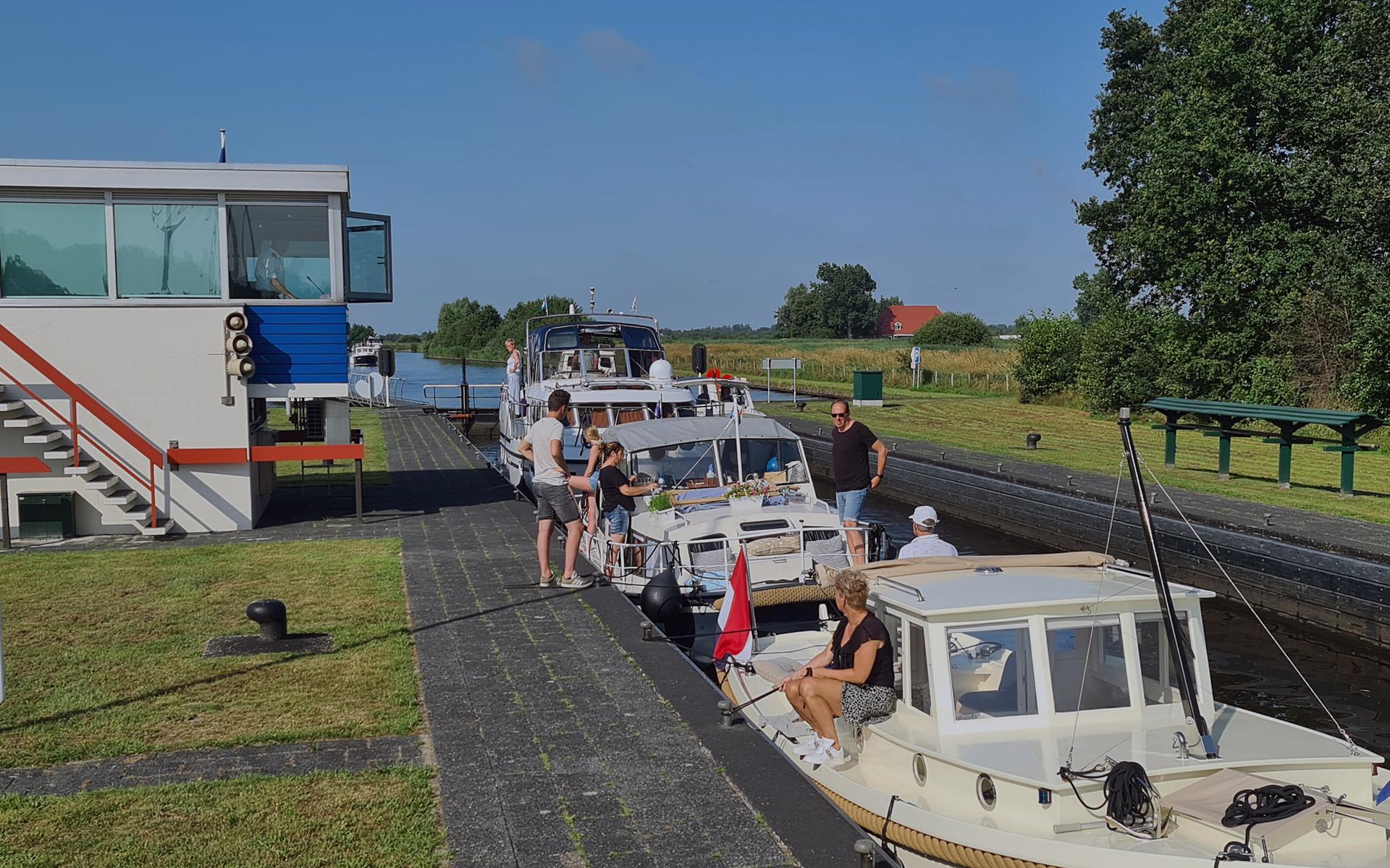 Drukte bij de Driewegsluis in Nijetrijne door mooi weer - Steenwijker Courant
