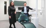 Siska Venema en Joost de Boer in hun nieuwe tandartsenpraktijk. Foto Piet Bosma