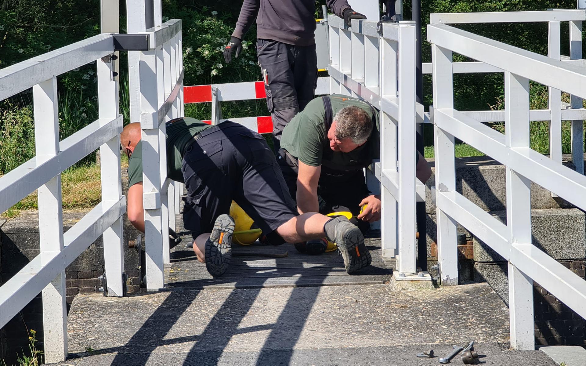 Fietsbrug Driewegsluis wordt voor duo-fietsen verbreed - Steenwijker Courant