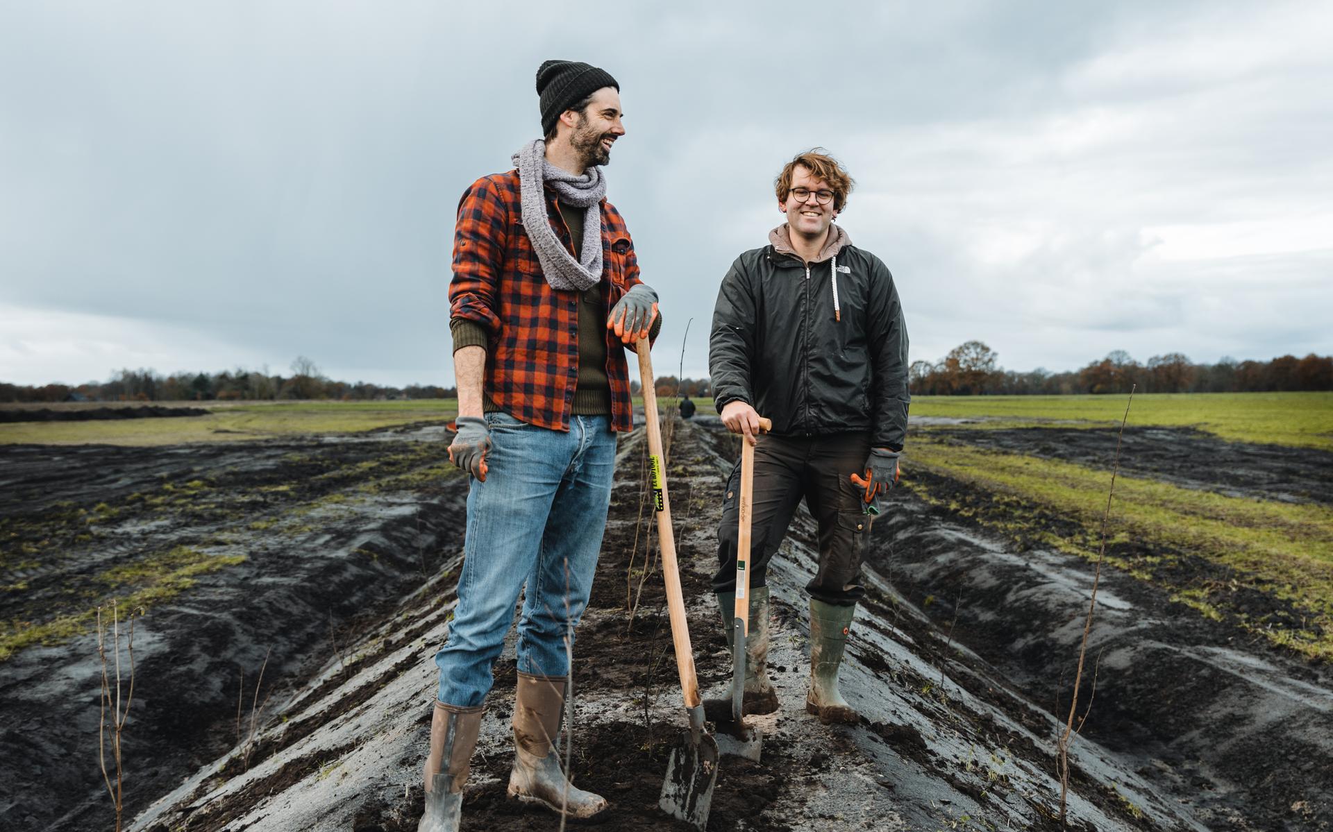 Ruurd Jelle van der Leij en Ruben Hein planten duizenden struiken. 'Na een avond aan de keukentafel
