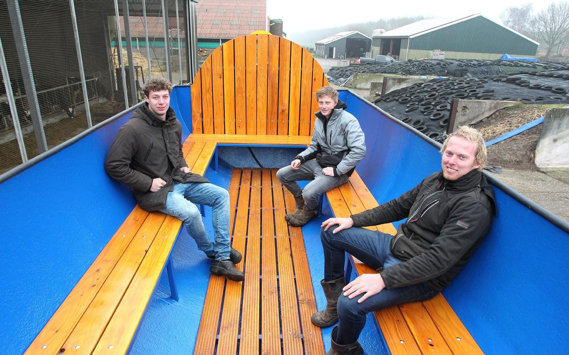 Lars, Timo en Rolf bouwen strontwagen om tot hottub: 'Voor tijdens feestjes' - Steenwijker Courant