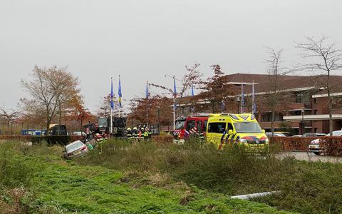Bij een eenzijdig ongeval op het terrein van het Van der Valk-hotel in Wolvega is maandagmiddag een auto te water geraakt.