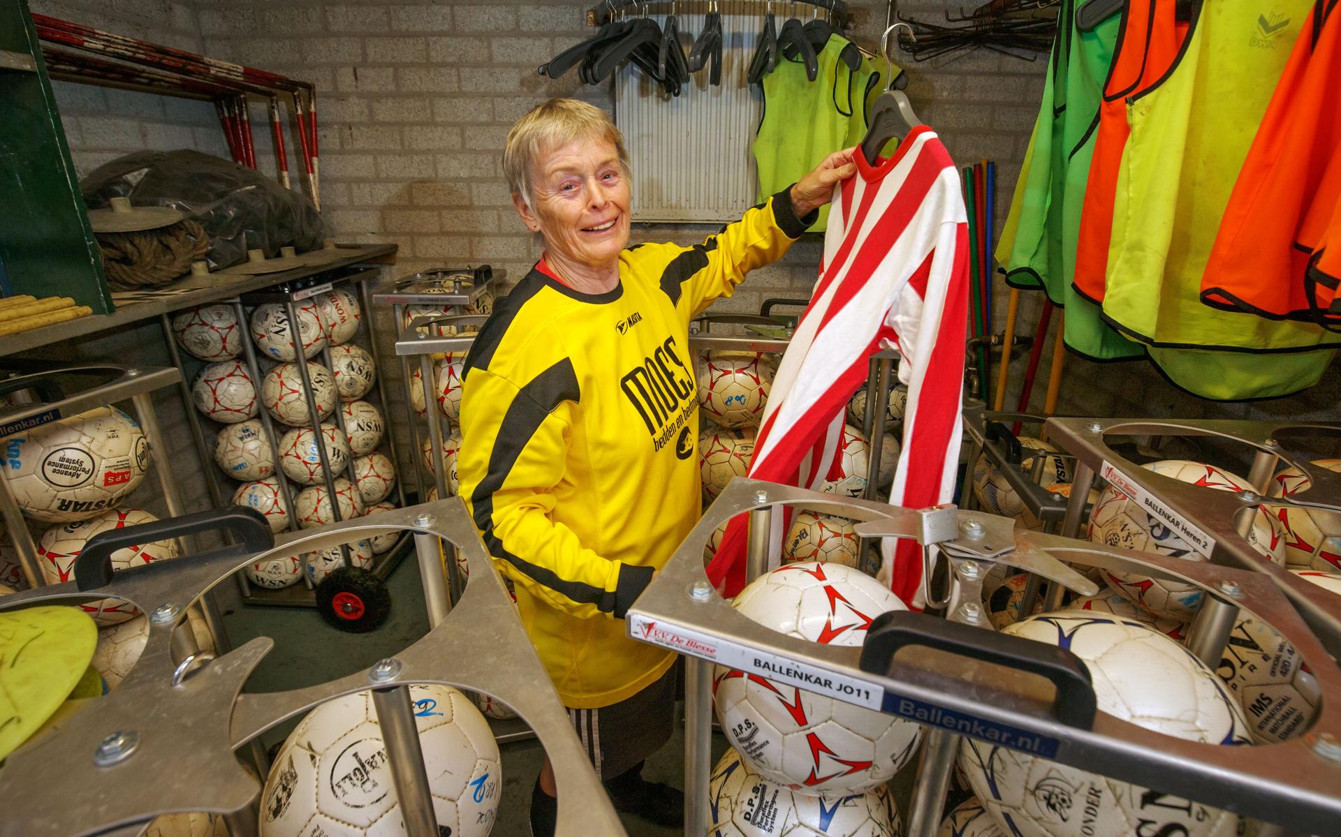 Stoppen met voetballen? Tiny Landman (68) uit De Blesse peinst er niet over. 'Bang? Waarom? Je kunt 