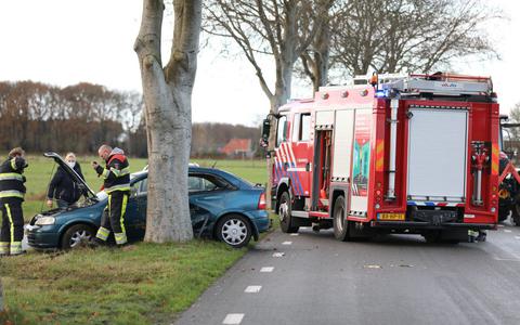 Een automobilist is dinsdagmiddag gewond geraakt bij een eenzijdig ongeval op de Oldeberkoperweg bij Noordwolde.