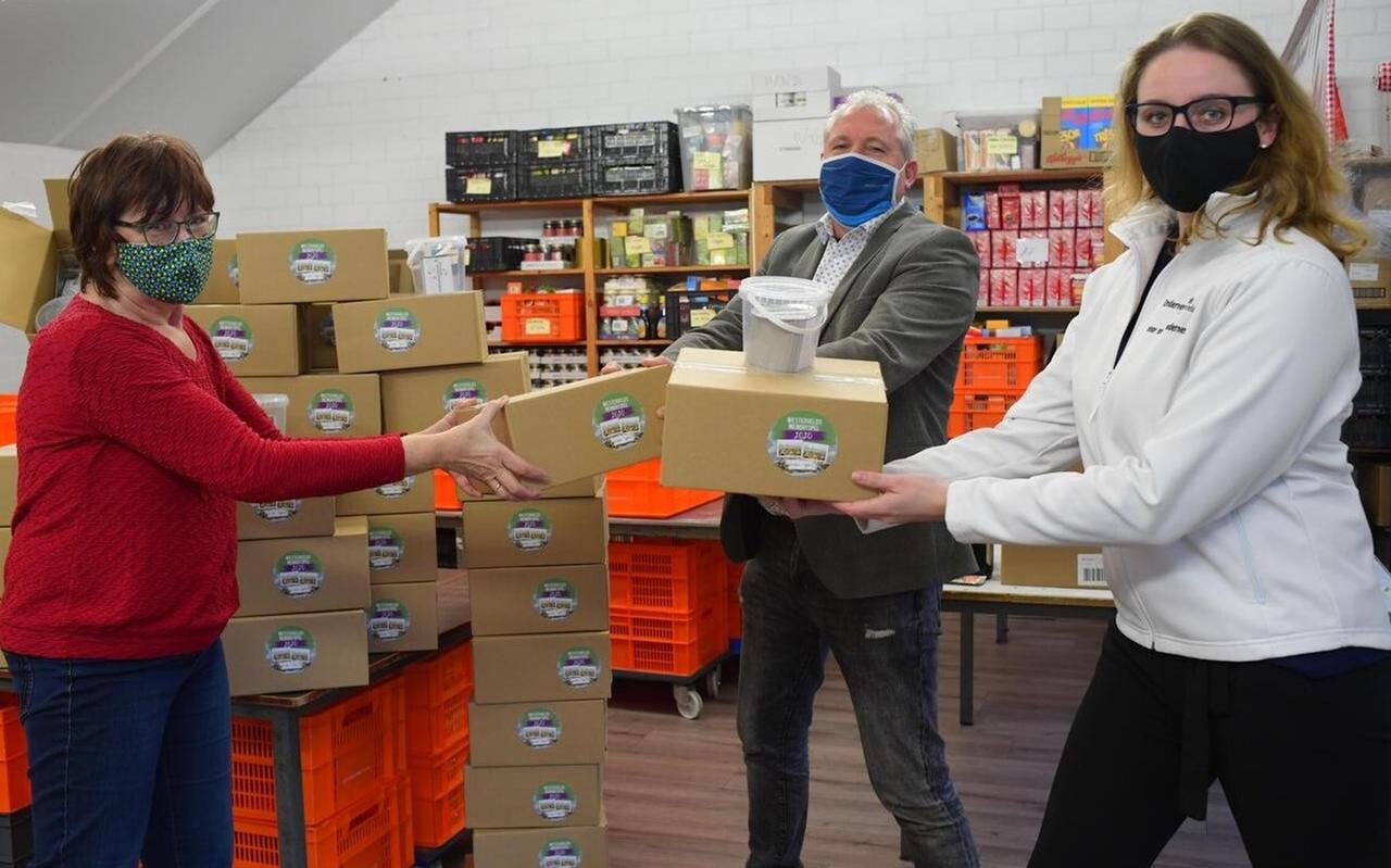 Fondsmanager van het Ondernemersfonds Westerveld Marjolein Rink (rechts) en Alfred Schoenmaker van Retrospect in Dieverbrug overhandigden vrijdag de pakjes met memorykaarten voor de klanten van de voedselbank aan een vrijwilliger van de Voedselbank. Fondsmanager van het Ondernemersfonds Westerveld Marjolein Rink (rechts) en Alfred Schoenmaker van Retrospect in Dieverbrug overhandigden vrijdag de pakjes met memorykaarten voor de klanten van de voedselbank aan een vrijwilliger van de Voedselbank.