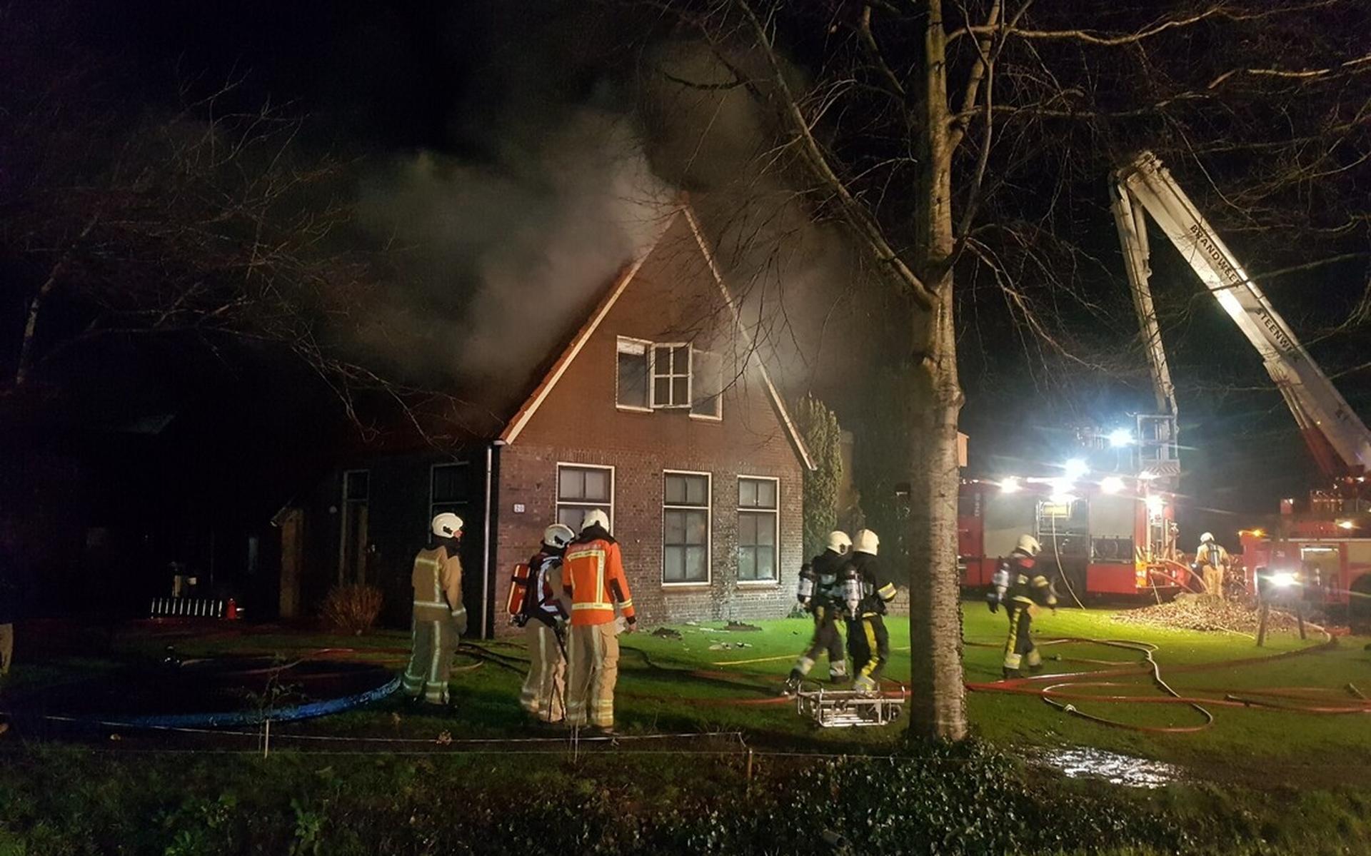 Schoorsteenbrand in Nijensleek zorgt voor flink wat rook - Steenwijker Courant
