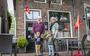Henny en Wim Kuik van cafetaria De Halte in Blokzijl samen hun twee kleinkinderen.