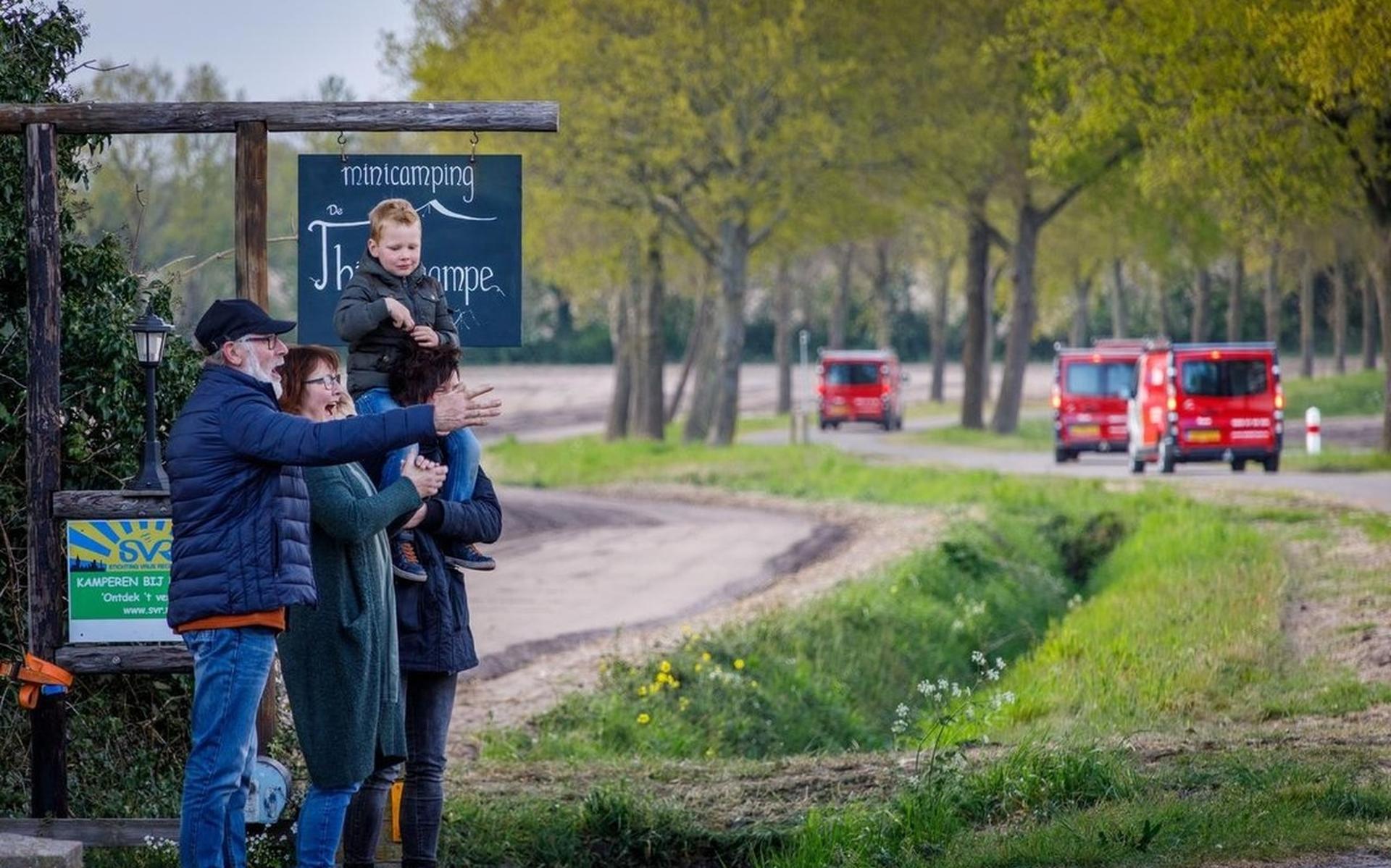 Jan en Klaasje 40 jaar getrouwd. Familie en vrienden brengen hartverwarmend eerbetoon in coronatijd 