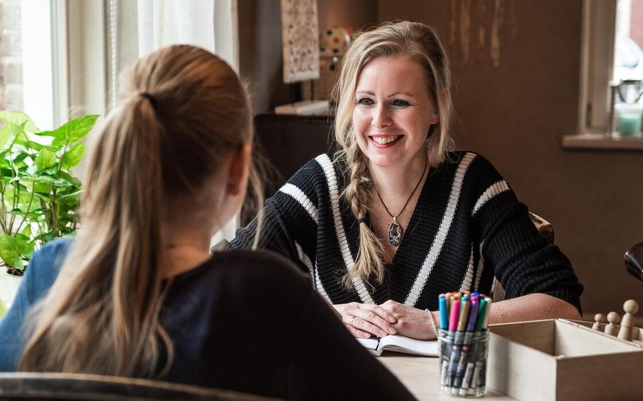 Kindercoach Annet Clarijs in haar praktijk. Kindercoach Annet Clarijs in haar praktijk.