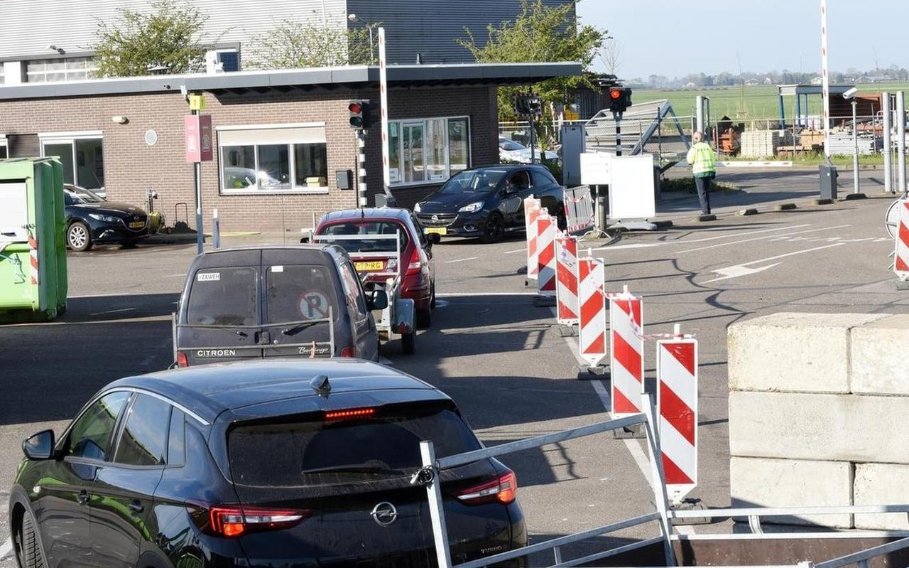 Een rij wachtende automobilisten bij het ROVA Milieu-brengstation aan Karenbrug 3 in Steenwijk.