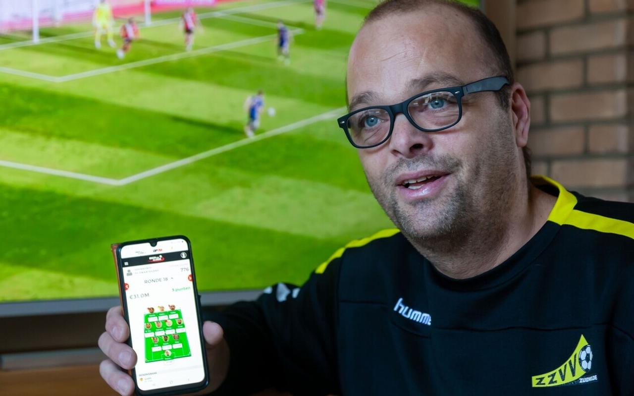 John van Raalte: ‘Ik volg het eredivisievoetbal vooral via de app. Bij een doelpunt krijg ik een melding.’ John van Raalte: ‘Ik volg het eredivisievoetbal vooral via de app. Bij een doelpunt krijg ik een melding.’