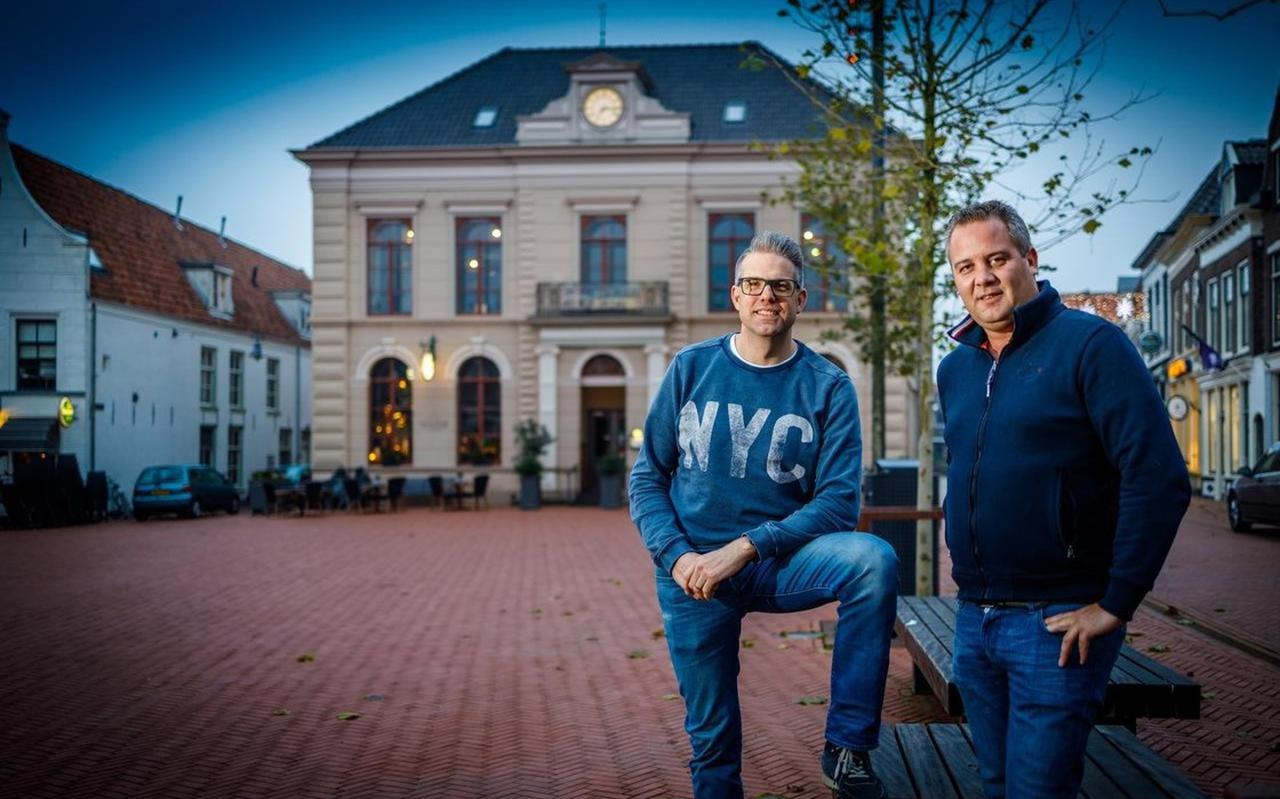 De trotse eigenaren van De Heren van de Rechter, Sander Fortunati (links) en Boudewijn van Dijk, mét werkende klok. 