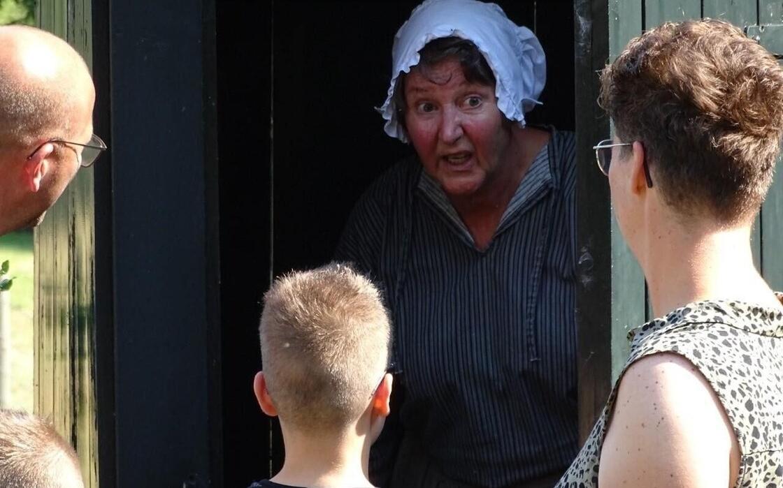 De acteurs die vanuit het kolonistenhuisje aan de Hooiweg in Frederiksoord bezoekers meenemen in de geschiedenis van de Koloniën van Weldadigheid, zitter er straks ook in de wintermaanden warmpjes bij. De acteurs die vanuit het kolonistenhuisje aan de Hooiweg in Frederiksoord bezoekers meenemen in de geschiedenis van de Koloniën van Weldadigheid, zitter er straks ook in de wintermaanden warmpjes bij.
