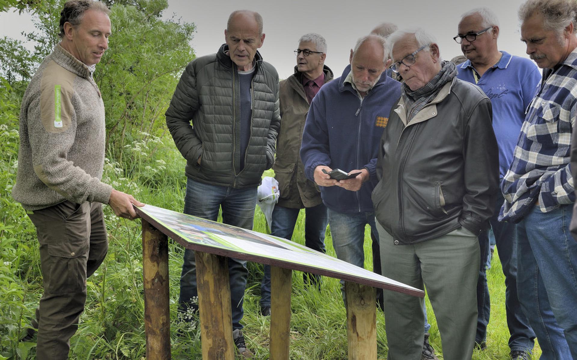 Infobord op de grens van Blesdijke en Paasloo is onthuld - Steenwijker Courant